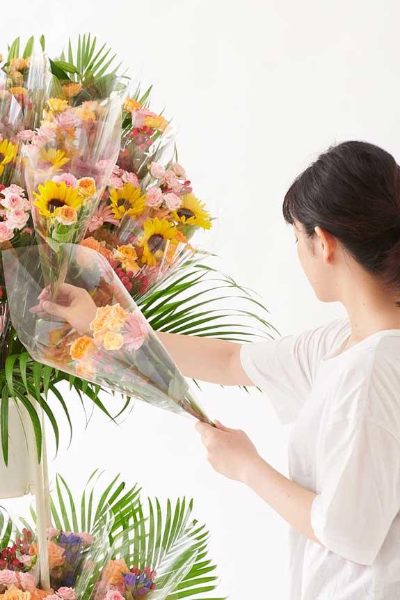 【持ち帰りに配慮したお祝いスタンド花】はラッピングされた花束を集めたスタンド花です。（商品形態イメージ）