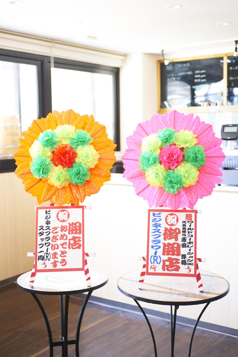 インパクト抜群の造花ミニ花輪（赤＆ピンク）の2基セットは新装開店祝いにぴったりです。
