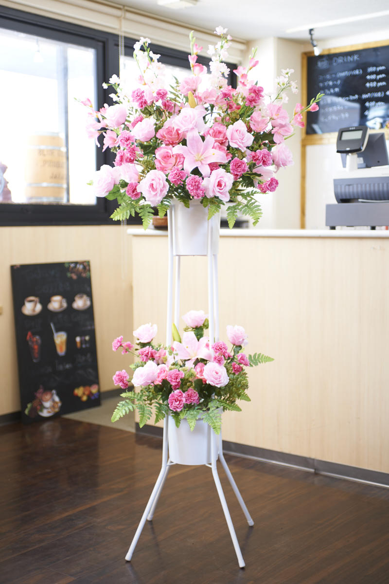 <p>アーティフィシャルフラワー（造花）で製作したスタンド花なので、枯れや萎れの心配は不要です。</p>