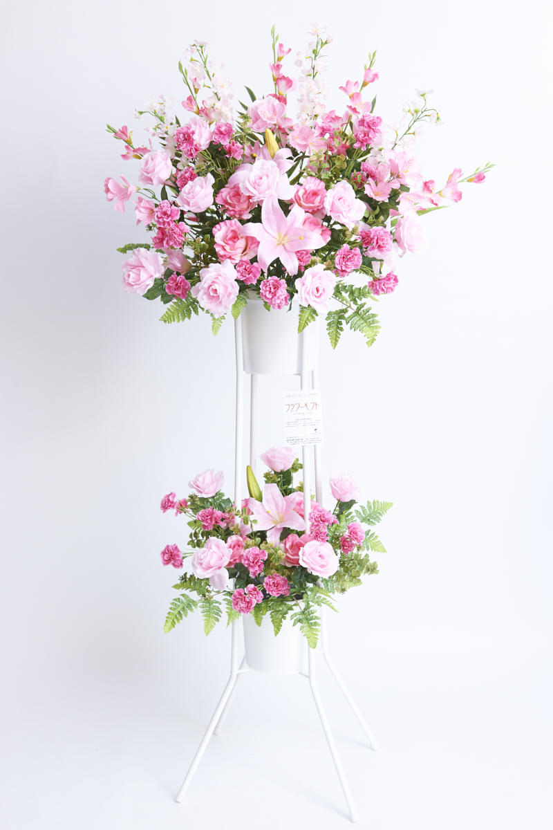 <p>生花と異なり繰り返し使えるので周年祝いや定期イベントなどにご利用いただける便利な造花スタンド花です。</p>