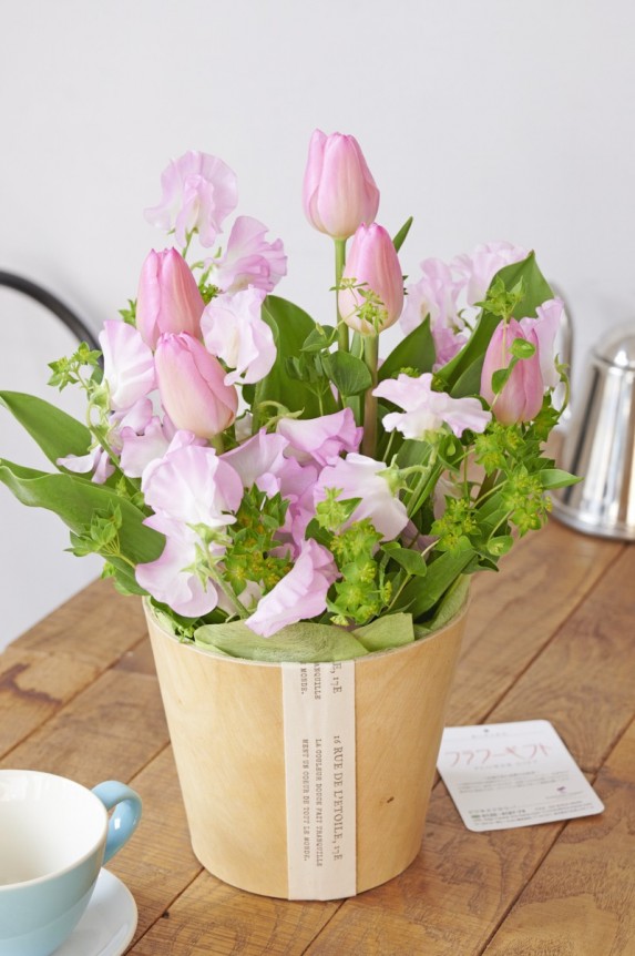 春にぴったしのチューリップとスイートピーを組み合わせたアレンジメントフラワーです。