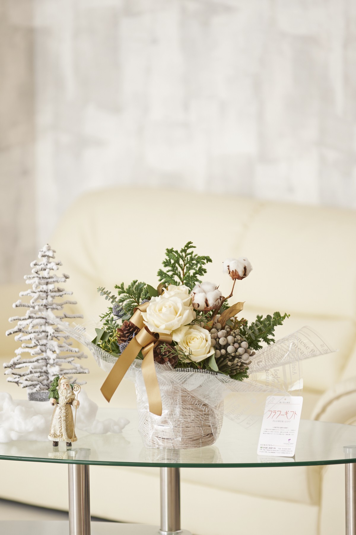 クリスマスを感じさせる色遣い＆花材を使用したフラワーデザイナーのセンスが光る季節感のあるアレンジメントフラワー商品です。