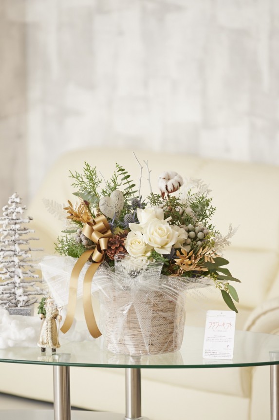 クリスマスを感じさせる色遣い＆花材を使用したフラワーデザイナーのセンスが光る季節感のあるアレンジメントフラワー商品です。