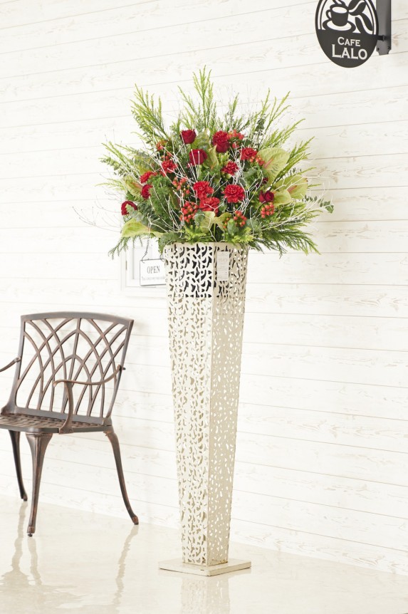 クリスマスをイメージじさせる色遣い＆花材を白色ブリキ型のお洒落なスタンド（花器）に仕立てた提携フラワーショップのデザイナーのセンスが光る季節感のある期間限定スタンド花商品です。
