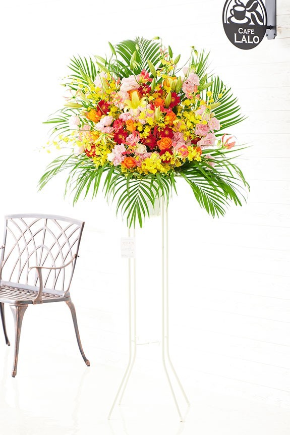完全おまかせ花材で仕立てる一段のスタンド花です。内容に関する指定、希望は一切承ることができません。