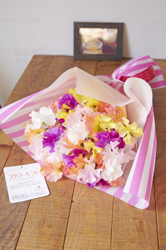 春らしいスイートピーとラッピング＆リボンの組み合わせが印象的なミックス色の花束・ブーケです。