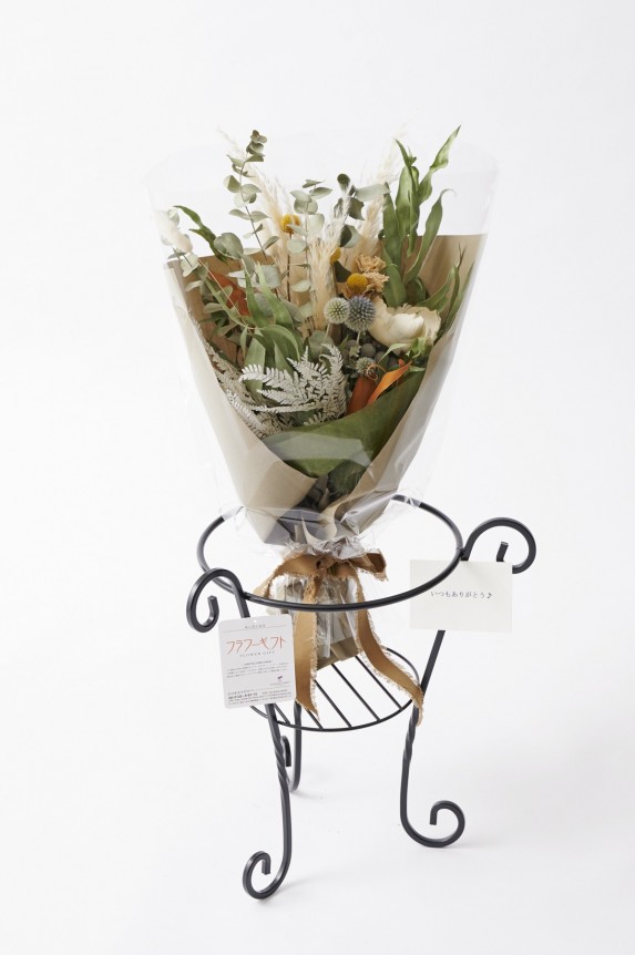 <p>ドライフラワーのスワッグ・花束にはメッセージカードが無料で付いているので、相手に贈る気持ちを表現することが可能です。</p>