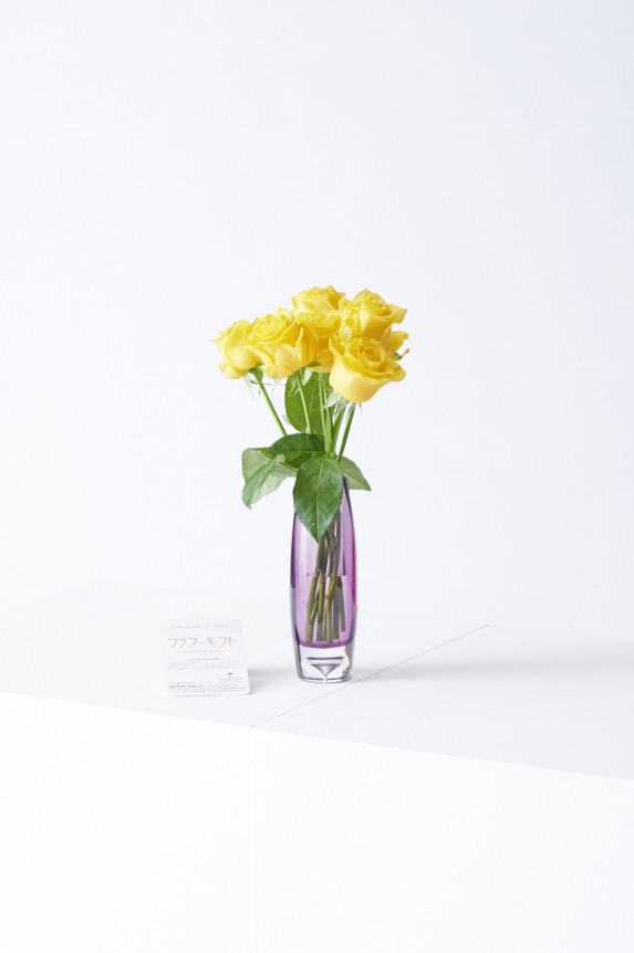 <p>どんなシーンにもマッチするシンプルモダンなデザインが特徴のフラワーベース（花瓶）と高級薔薇がセットになった商品です。</p>