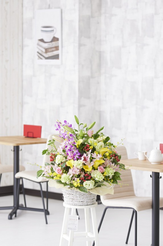 完全おまかせのアレンジメントフラワーです。内容に関する指定、希望は一切承ることができません。