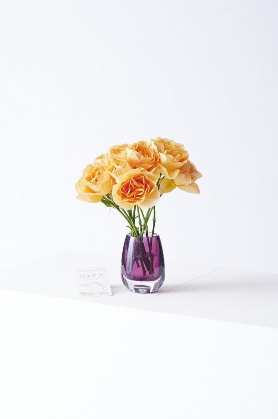 <p>どんなシーンにもマッチするシンプルモダンなデザインが特徴のフラワーベース（花瓶）と高級薔薇がセットになった商品です。</p>