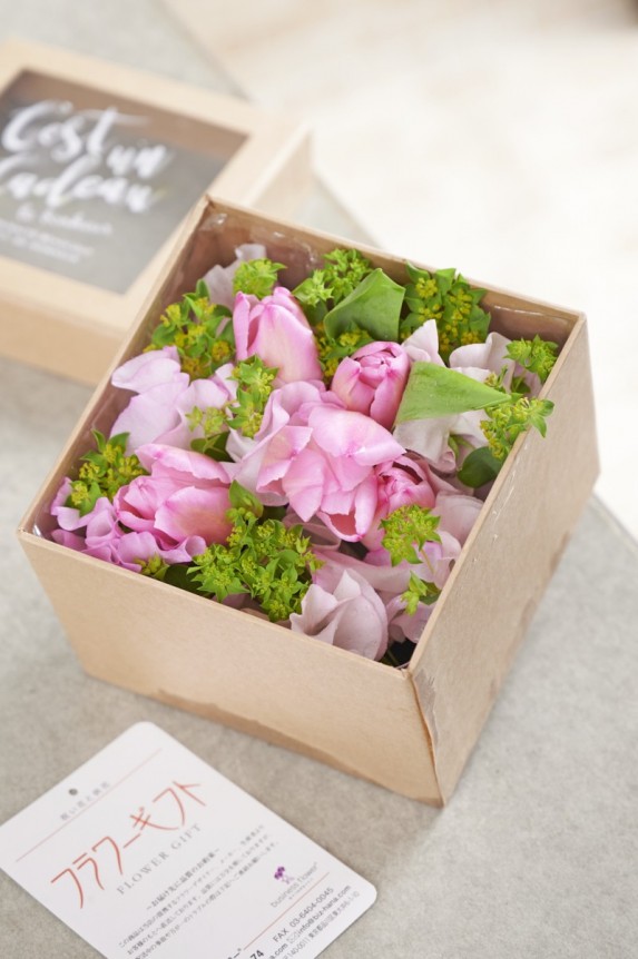 <p>シンプルモダンなフラワーポッドを使用しているので、どんなシーンにもマッチするチューリップとスイートピーのアレンジメントフラワーです。</p>