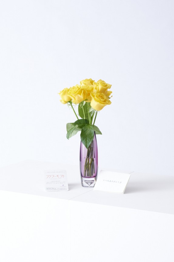 <p>花瓶花（フラワーベース）には、メッセージカードを無料でお付けする事が可能です。</p>