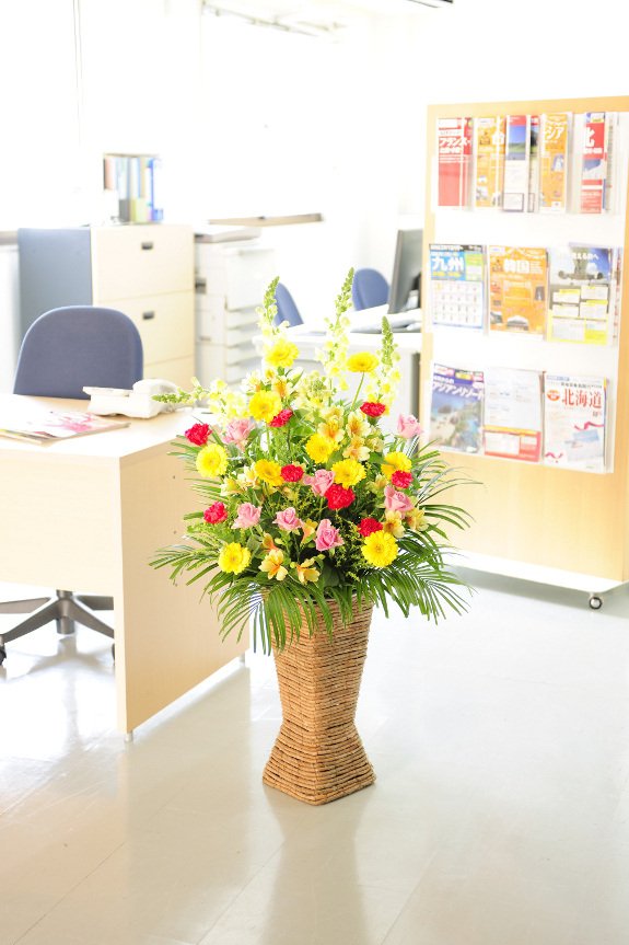 旬なお花をメインに様々なお色を混ぜ、明るく華やかに仕立てお届け致します。