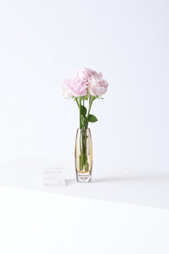 <p>どんなシーンにもマッチするシンプルモダンなデザインが特徴のフラワーベース（花瓶）と高級薔薇がセットになった商品です。</p>