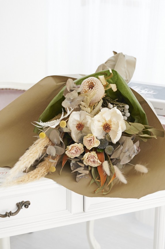 全てデザイナーによるハンドメイドのスワッグ・花束タイプのドライフラワーです。