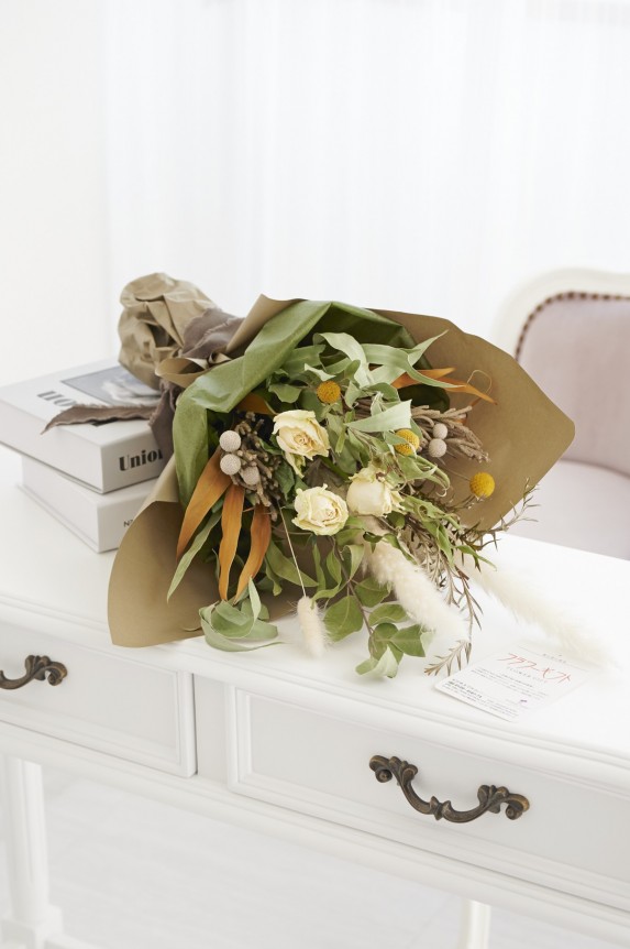 全てデザイナーによるハンドメイドのスワッグ・花束タイプのドライフラワーです。