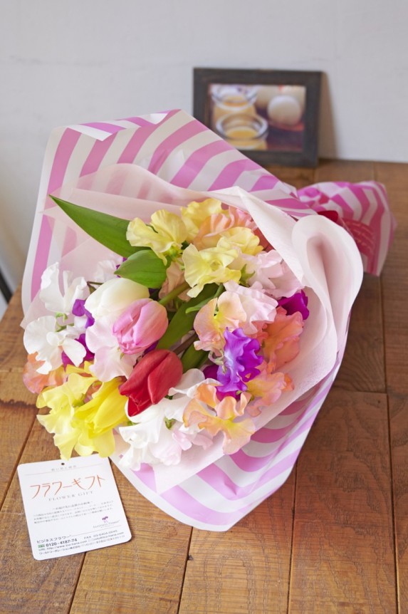 <p>春らしいチューリップ＆スイートピーとラッピング＆リボンの組み合わせが印象的なミックス色の花束・ブーケです。</p>