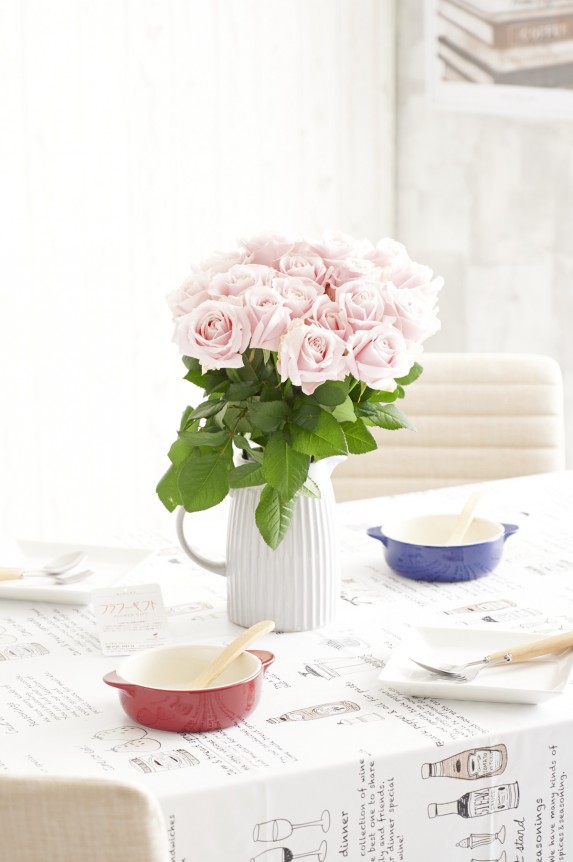 <p>国産苗のバラをフラワーベース（花瓶）と一緒にお届けする商品です。</p>