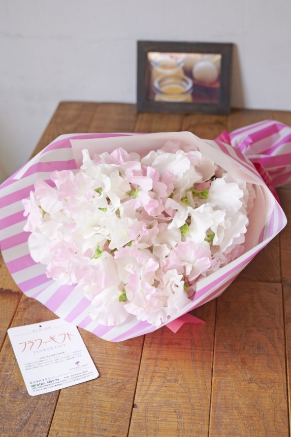 春らしいスイートピーとラッピング＆リボンの組み合わせが印象的な白＆ピンク色の花束・ブーケです。