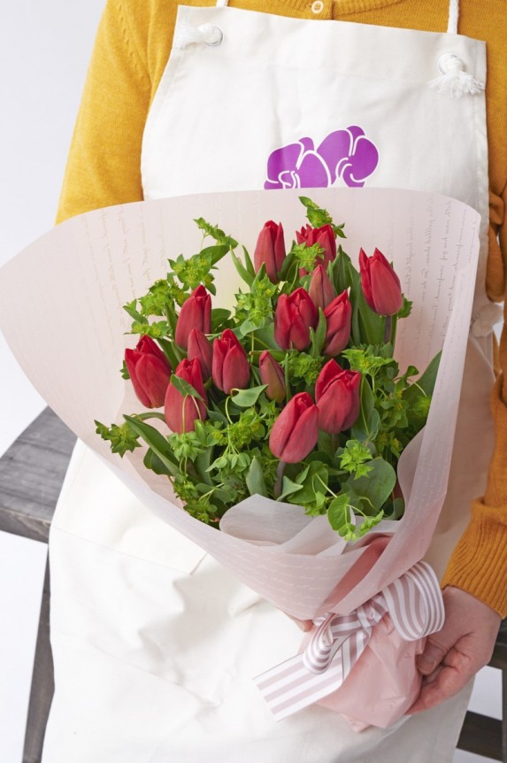 <p>手持ち用にちょうどいいサイズ感のチューリップの花束・ブーケです。</p>