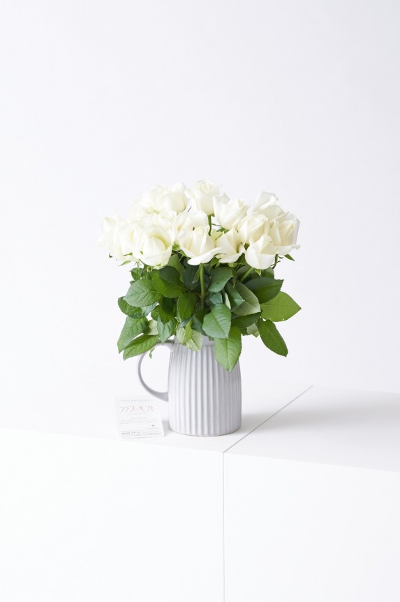 <p>どんなシーンにもマッチするアンティーク調のデザインが特徴のフラワーベース（花瓶）と高級薔薇がセットになった商品です。</p>