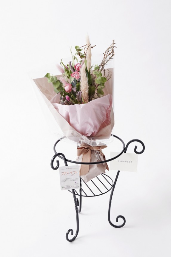 <p>ドライフラワーのスワッグ・花束にはメッセージカードが無料で付いているので、相手に贈る気持ちを表現することが可能です。</p>