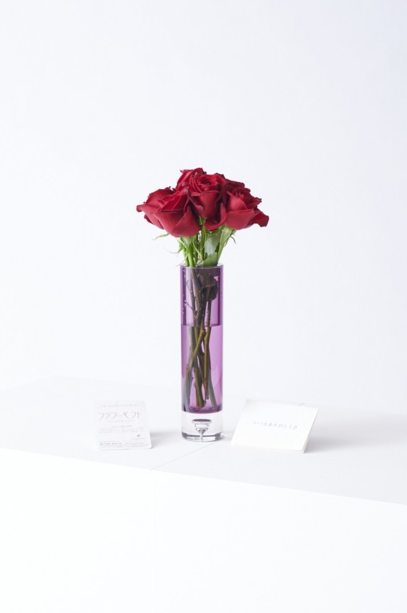 <p>花瓶花（フラワーベース）には、メッセージカードを無料でお付けする事が可能です。</p>