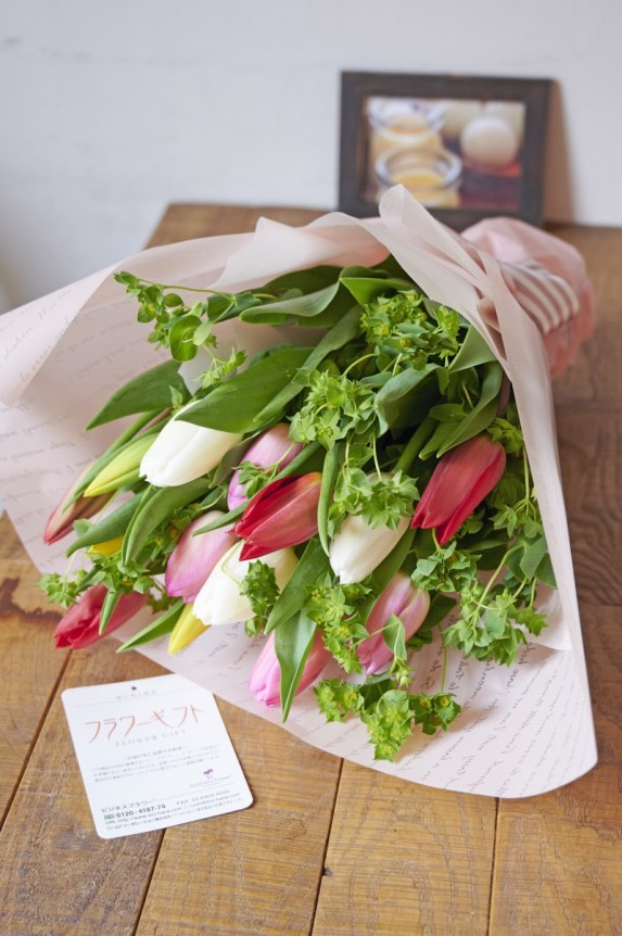 春らしいチューリップとラッピング＆リボンの組み合わせが印象的なミックス色の花束・ブーケです。
