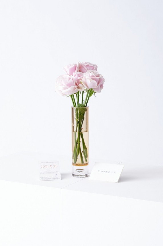 <p>花瓶花（フラワーベース）には、メッセージカードを無料でお付けする事が可能です。</p>