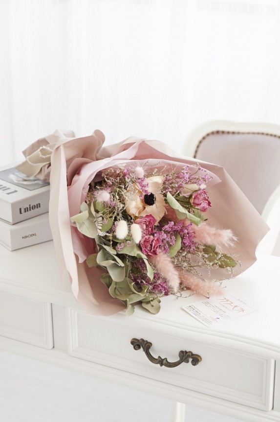 全てデザイナーによるハンドメイドのスワッグ・花束タイプのドライフラワーです。