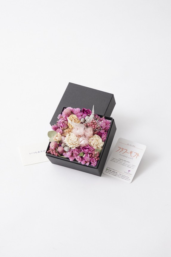 <p>世界中の花材からデザイナーがチョイスした仕立てたお洒落なドライフラワーボックスです。</p>