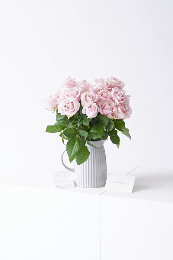 <p>花瓶花（フラワーベース）には、メッセージカードを無料でお付けする事が可能です。</p>