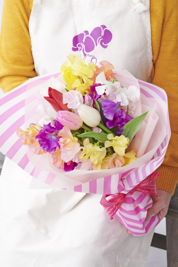 手持ち用にちょうどいいサイズ感のチューリップ＆スイートピーの花束・ブーケです。