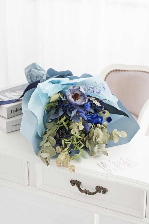 全てデザイナーによるハンドメイドのスワッグ・花束タイプのドライフラワーです。