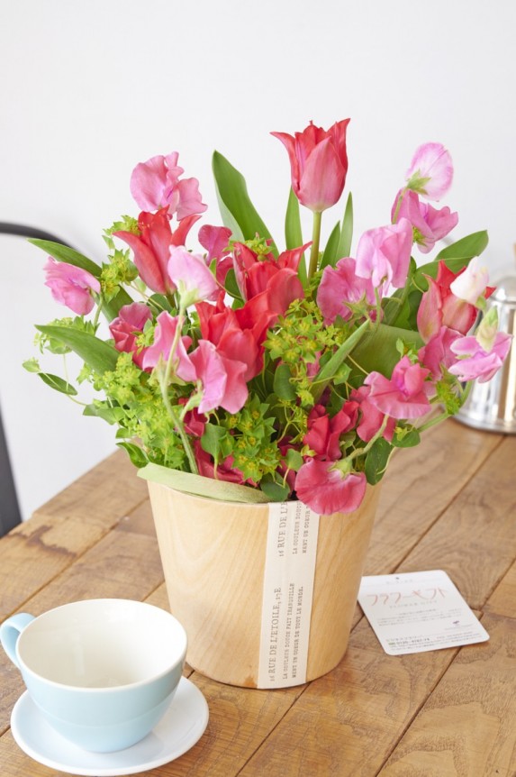 春にぴったしのチューリップとスイートピーを組み合わせたアレンジメントフラワーです。