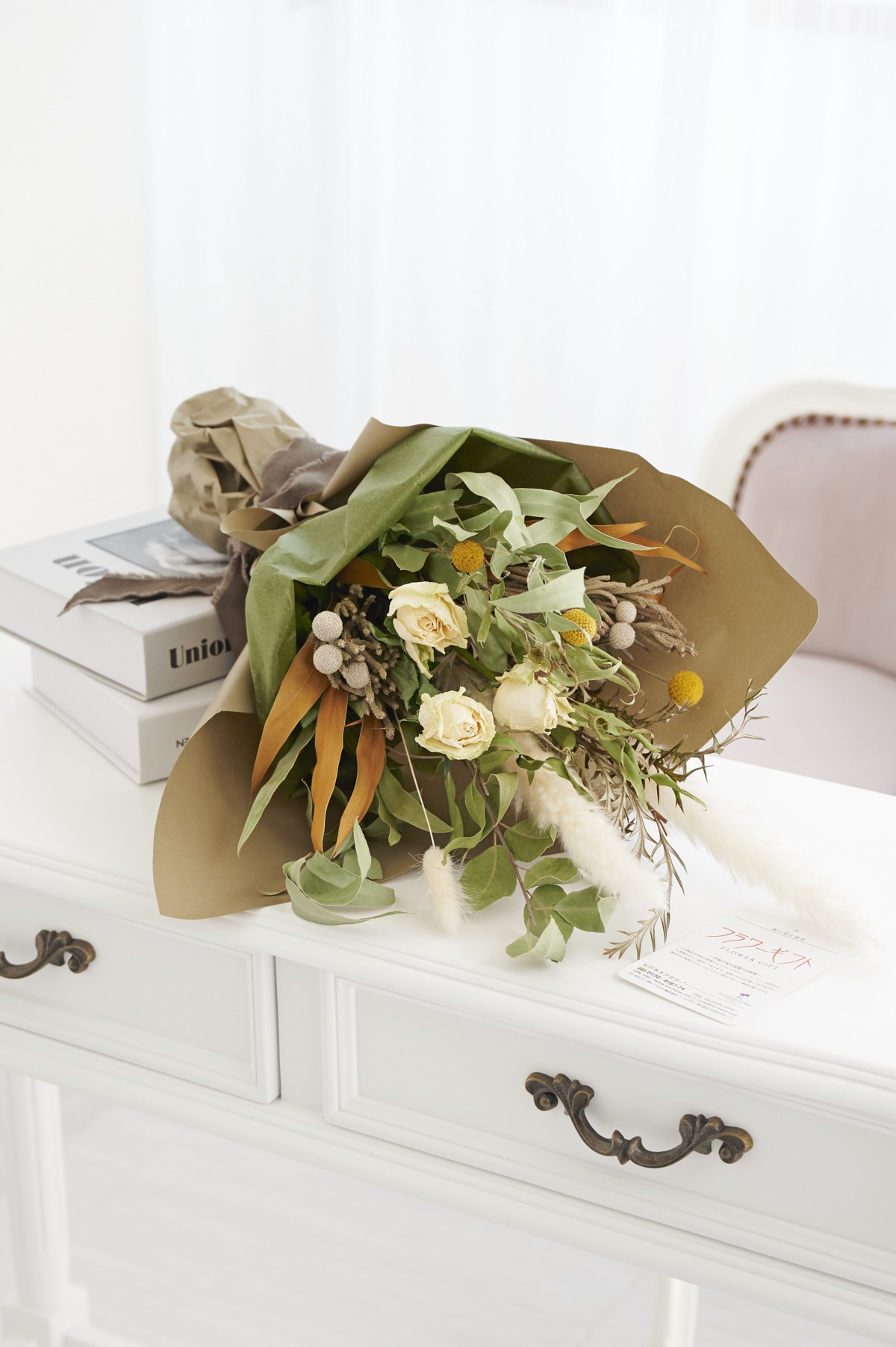 全てデザイナーによるハンドメイドのスワッグ・花束タイプのドライフラワーです。