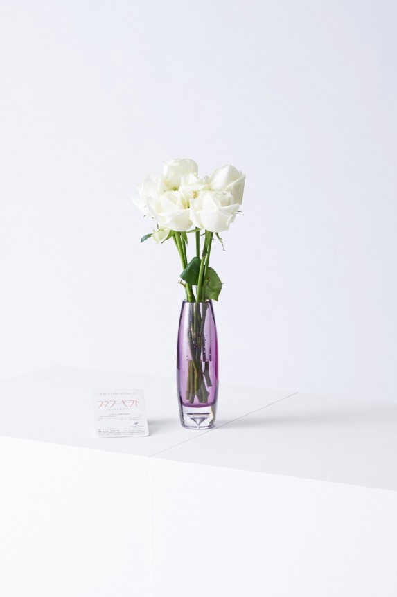 <p>どんなシーンにもマッチするシンプルモダンなデザインが特徴のフラワーベース（花瓶）と高級薔薇がセットになった商品です。</p>