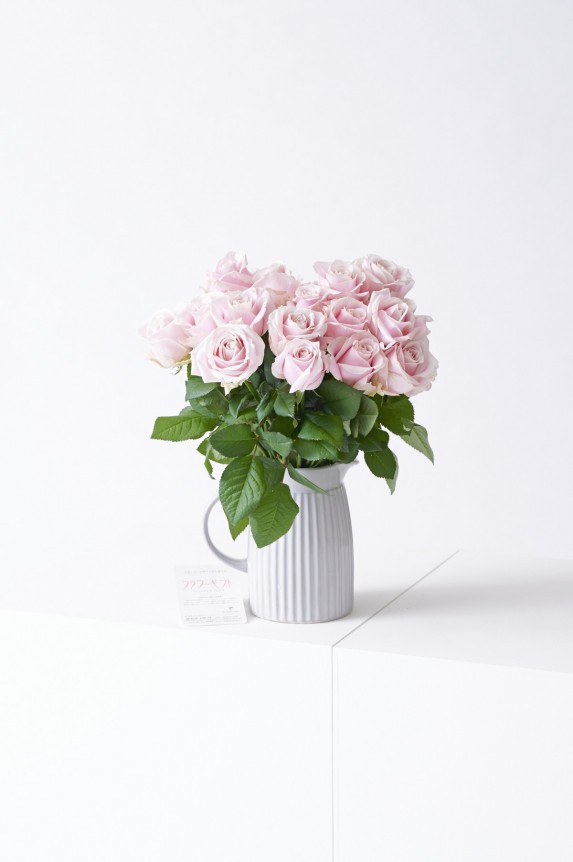 <p>どんなシーンにもマッチするアンティーク調のデザインが特徴のフラワーベース（花瓶）と高級薔薇がセットになった商品です。</p>