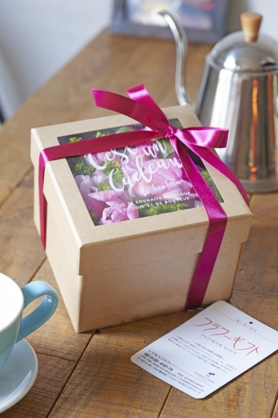 春にぴったしのチューリップとスイートピーを組み合わせたアレンジメントフラワーです。