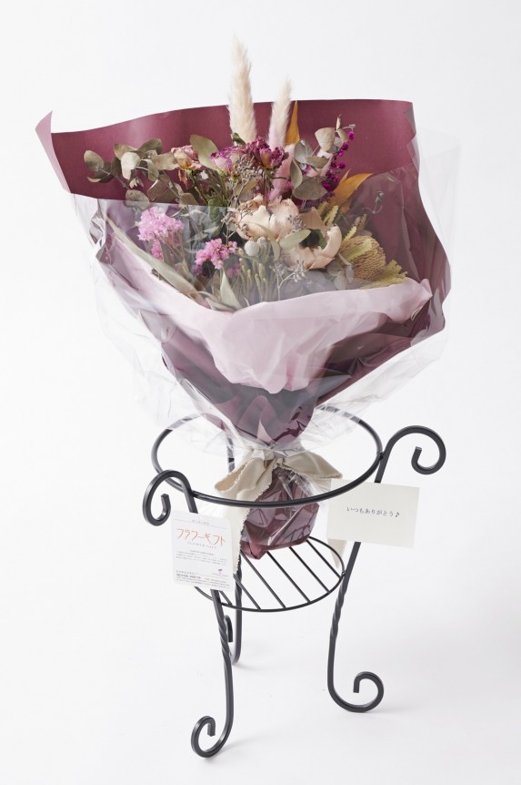 <p>ドライフラワーのスワッグ・花束にはメッセージカードが無料で付いているので、相手に贈る気持ちを表現することが可能です。</p>