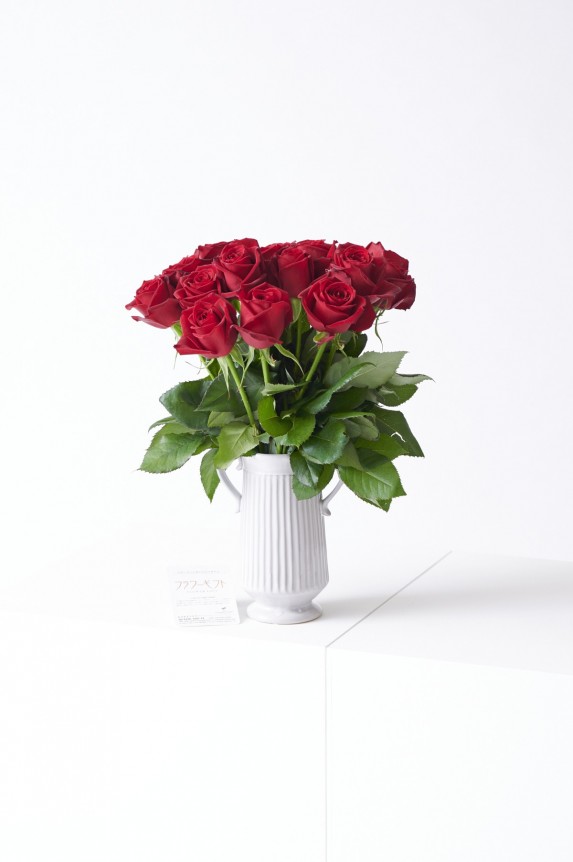 <p>どんなシーンにもマッチするアンティーク調のデザインが特徴のフラワーベース（花瓶）と高級薔薇がセットになった商品です。</p>