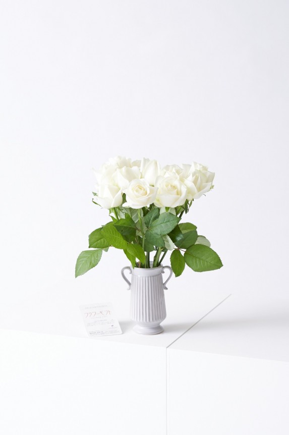 <p>どんなシーンにもマッチするアンティーク調のデザインが特徴のフラワーベース（花瓶）と高級薔薇がセットになった商品です。</p>