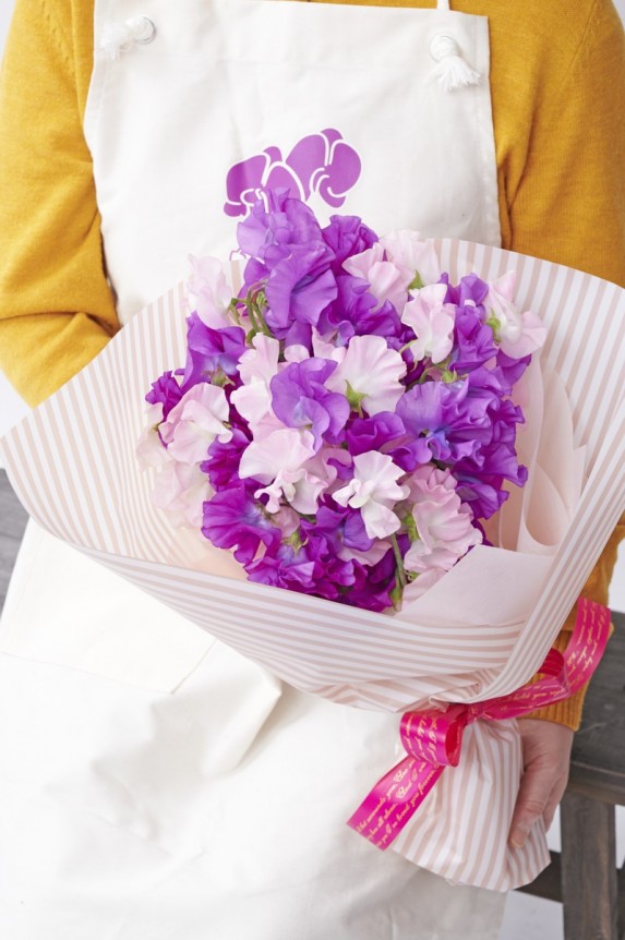 <p>手持ち用にちょうどいいサイズ感のスイートピーの花束・ブーケです。</p>