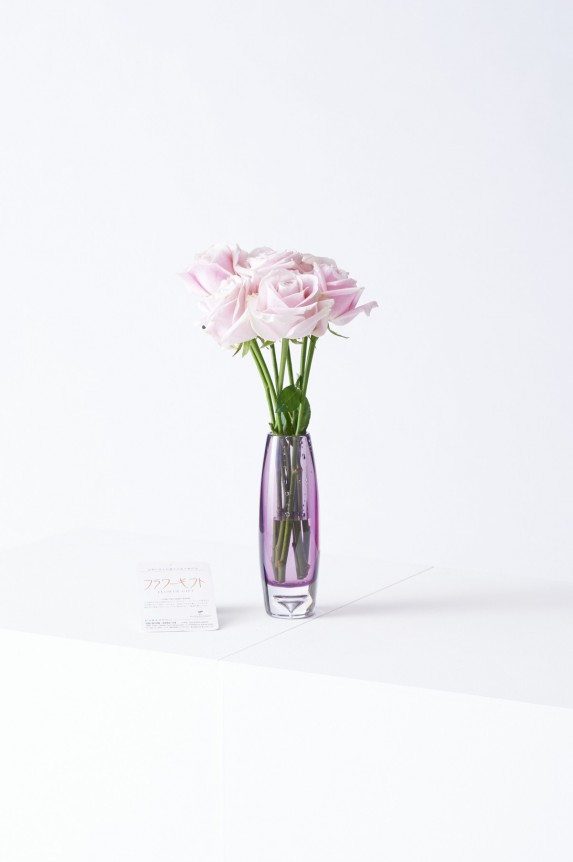 <p>どんなシーンにもマッチするシンプルモダンなデザインが特徴のフラワーベース（花瓶）と高級薔薇がセットになった商品です。</p>