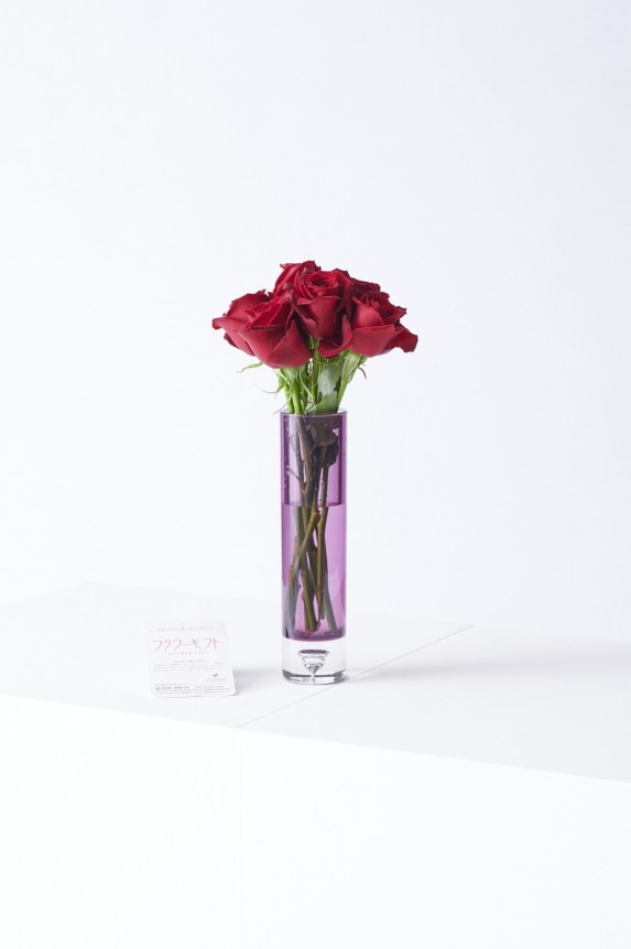 <p>どんなシーンにもマッチするシンプルモダンなデザインが特徴のフラワーベース（花瓶）と高級薔薇がセットになった商品です。</p>