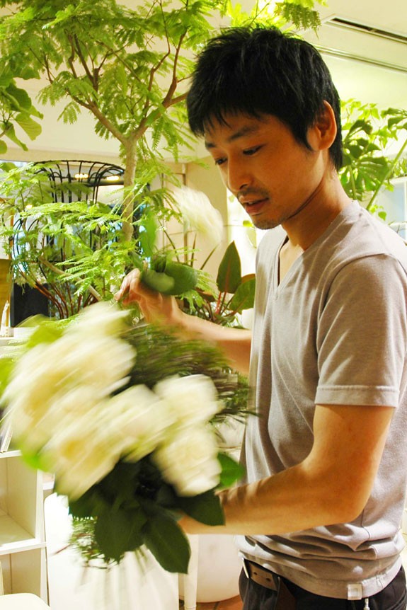 <p>デザイナー三栗野真平が当店向けにオリジナルのアレンジメントフラワーをプロデュースしています！</p>