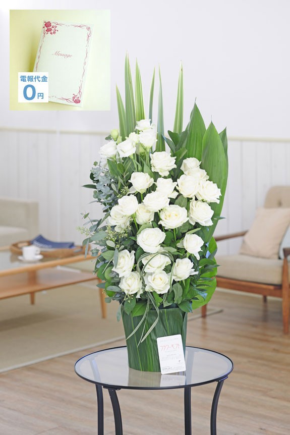 生のグリーンを巻いた花器を使用した当店オリジナルのデザイナーズフラワー