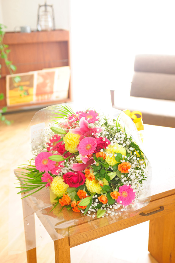 赤・黄色・ピンクなど、様々なお祝いにマッチするように明るく華やかにお仕立てしお届けさせて頂きます。