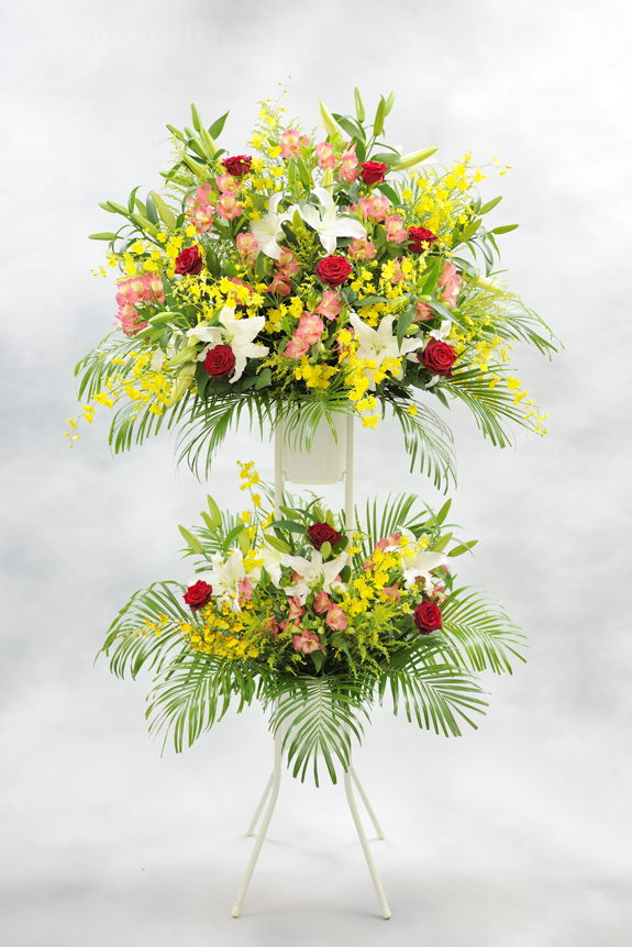 華やかさに差が出る贈り物、ボリューム感と存在感の２段スタンド花です。