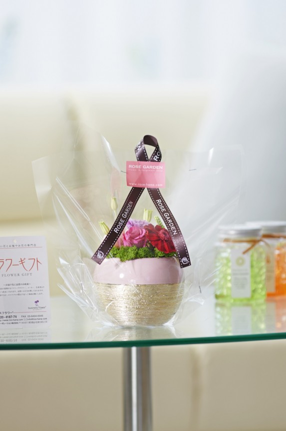 かわいらしいツートンカラーの丸鉢にプリザーブドフラワーを仕立てたデザイナーズプリザーブドフラワー商品です。